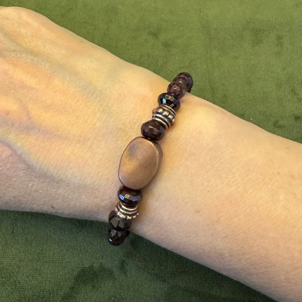 Garnet bead slip on bracelet with copper focal bead - Picture 3 of 5